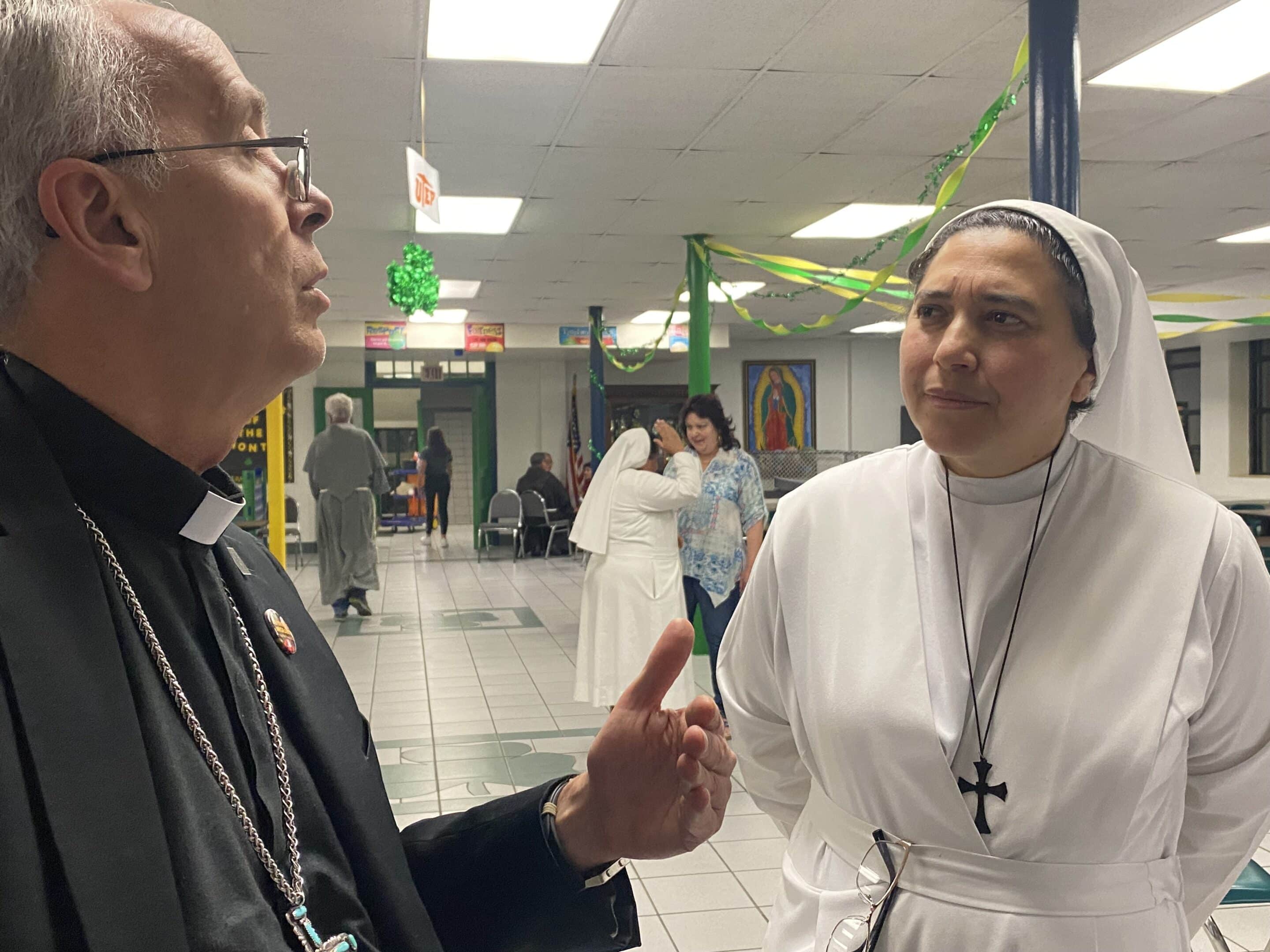 (SPANISH) BORDER SISTERS MIGRANTS Fr. Stephen Van Lal Than